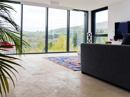 Obývací pokoj s dlažbou Medium Line a velkým čelním oknem