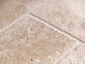 Detailní záběr travertinového Medium v béžové barvě