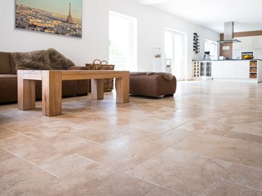 Obývací pokoj se střední travertinovou dlažbou