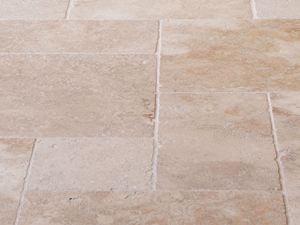 Tromlované travertinové dlaždice Medium