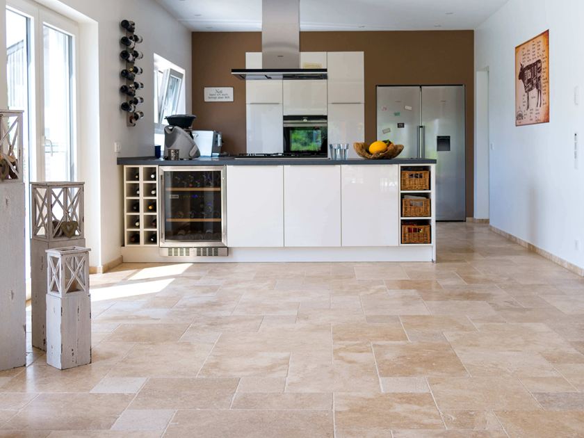 Medium travertinová dlažba v kuchyni a obývacím prostoru