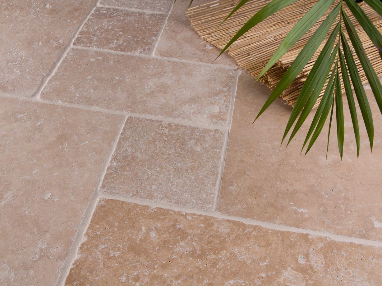 Dlaždice Medium, tromlované římské vazby s palmou