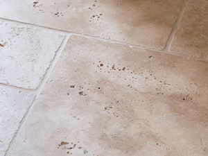 Detailní záběr dlaždic Medium travertin