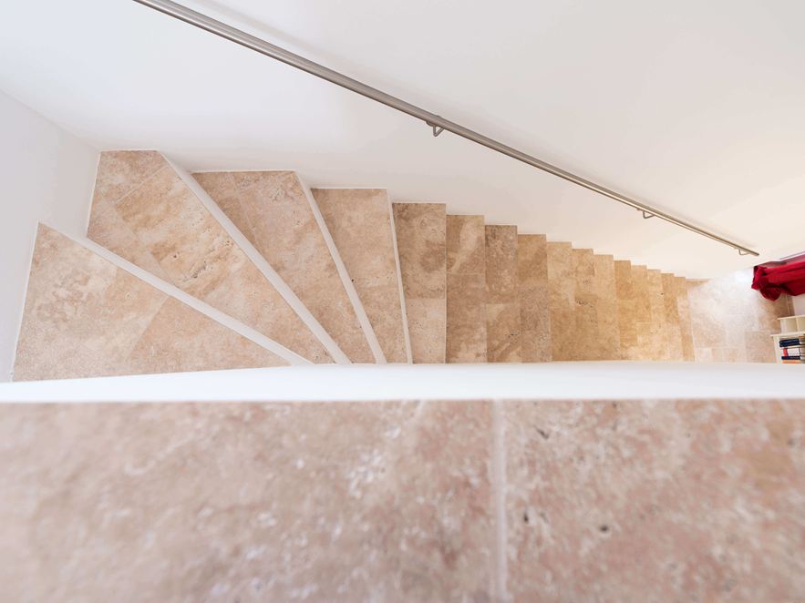 Schodiště z travertinových dlaždic shora