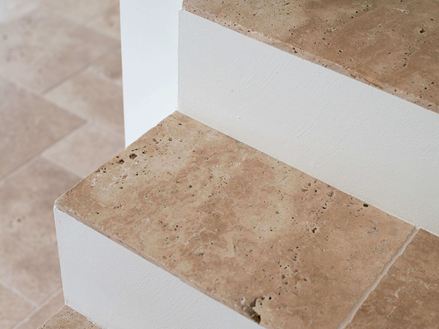 Schodišťové stupně s travertinovými dlaždicemi