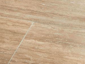 Detailní záběr na Travertin Natura ve vzhledu dřeva