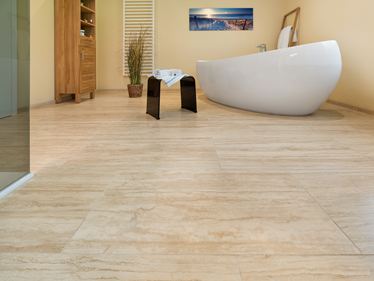 Dlaždice Natura v koupelně s vanou