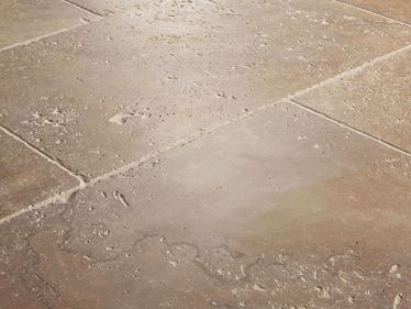 Travertinové dlaždice, boční detailní záběr