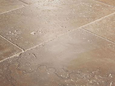 Travertinové dlaždice, boční detailní záběr