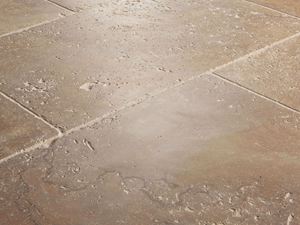 Travertinové dlaždice, boční detailní záběr