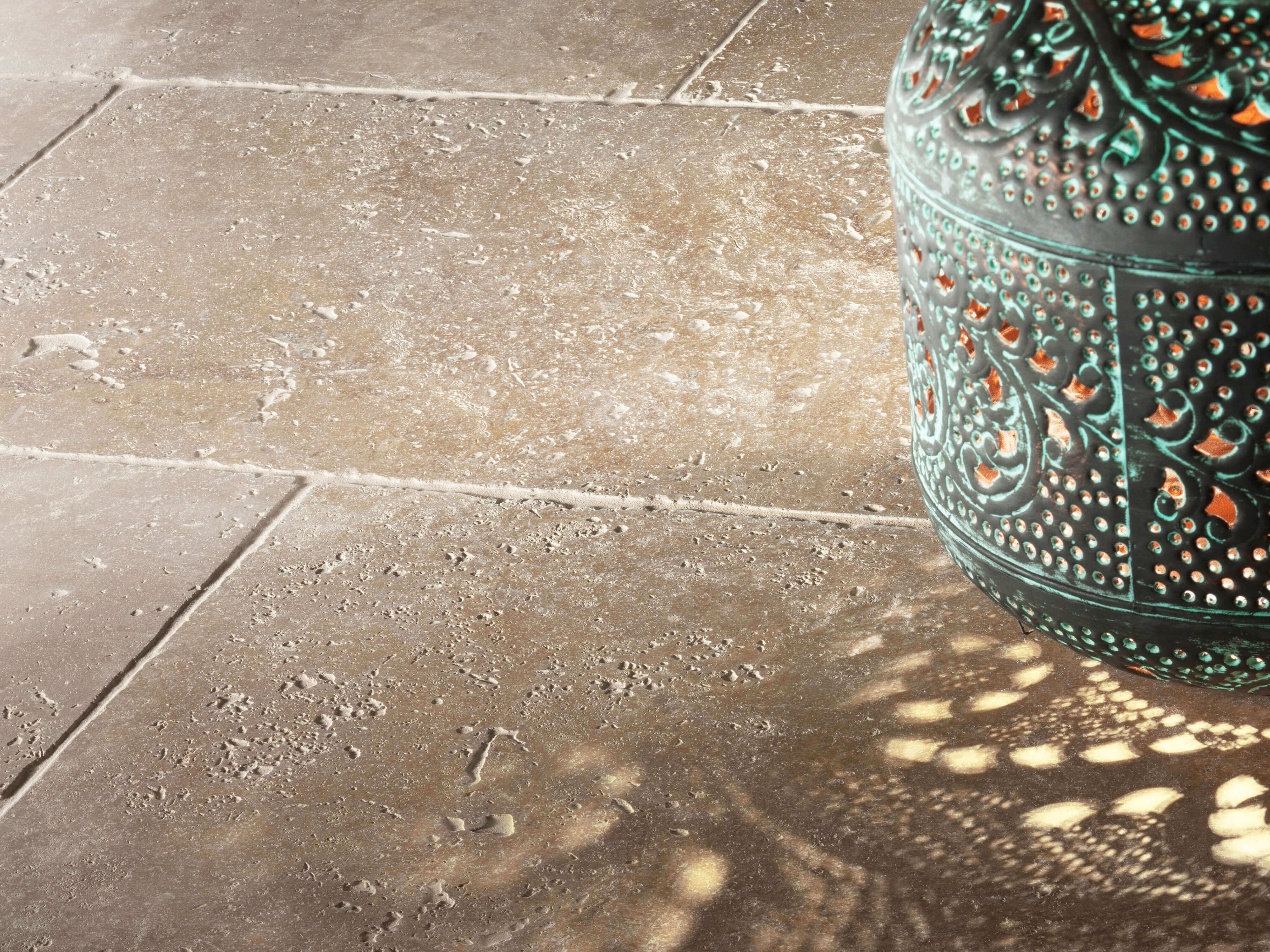 Orientální lampa na travertinové podlaze Noce