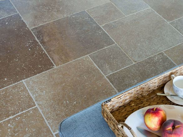 Travertinová dlažba Noce s podnosem a broskvemi