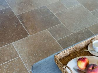 Travertinová dlažba Noce s podnosem a broskvemi