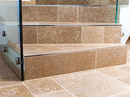 Schodišťové stupně s dlaždicemi Travertine Noce a sklem