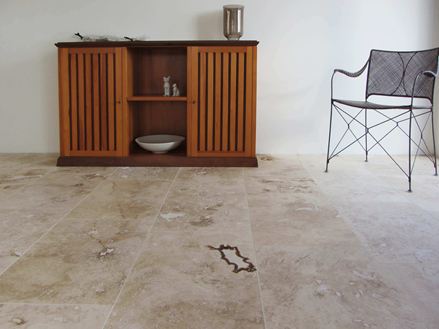 Fotografie zákazníka: Dlaždice Onyx, s komodou a židlí