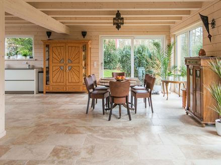 Dlaždice Travertin v jídelně
