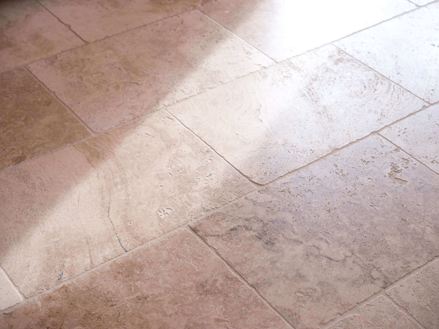 Dlaždice Rustic, boční pohled se světlem a stínítkem