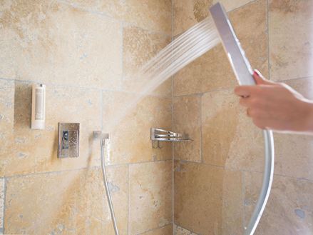 Sprcha s Rustic travertinovými dlaždicemi na stěně