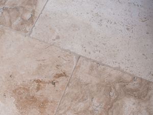 Detailní záběr položené travertinové dlaždice Rustic