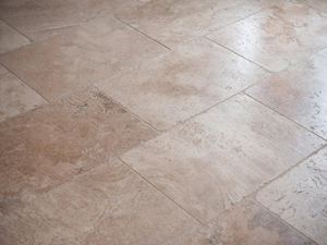 Pokládané travertinové dlaždice ve středně tmavých béžových tónech