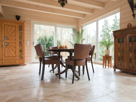 Jídelní kout s dřevěným nábytkem a Rustic travertinovou podlahou