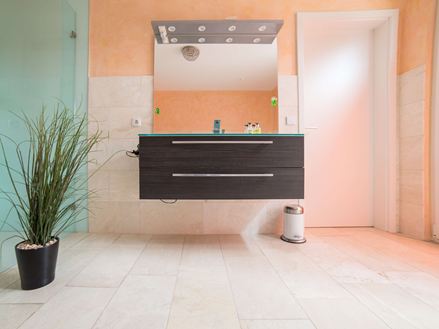 Koupelna s travertinovými obklady Vanilla Rustica