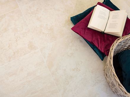 Travertinové dlaždice s polštáři a otevřenou knihou