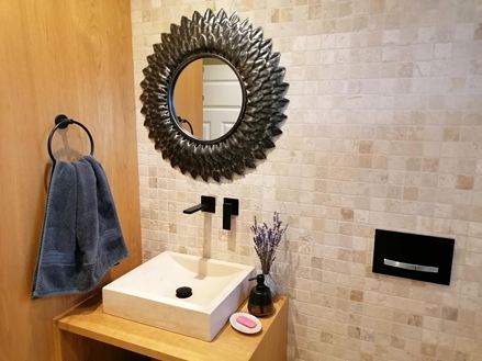 Koupelna s travertinovou mozaikou