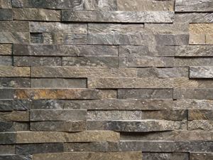 Čelní pohled na instalovaný obklad stěny z křemence Deoli Green