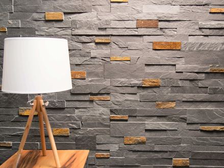 Lampa před stěnou obloženou břidlicí Peacock Black