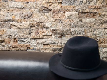 Černý klobouk před obložením stěn Scabas