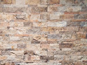 Celá stěna obložená obkladovými cihlami Scabas