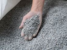  Ruka vybírá štěpky z velkého pytle.