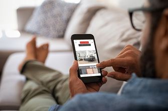 Muž s mobilním telefonem v ruce