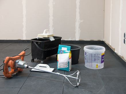 Nástroje a materiály pro pokládku obkladů z přírodního kamene