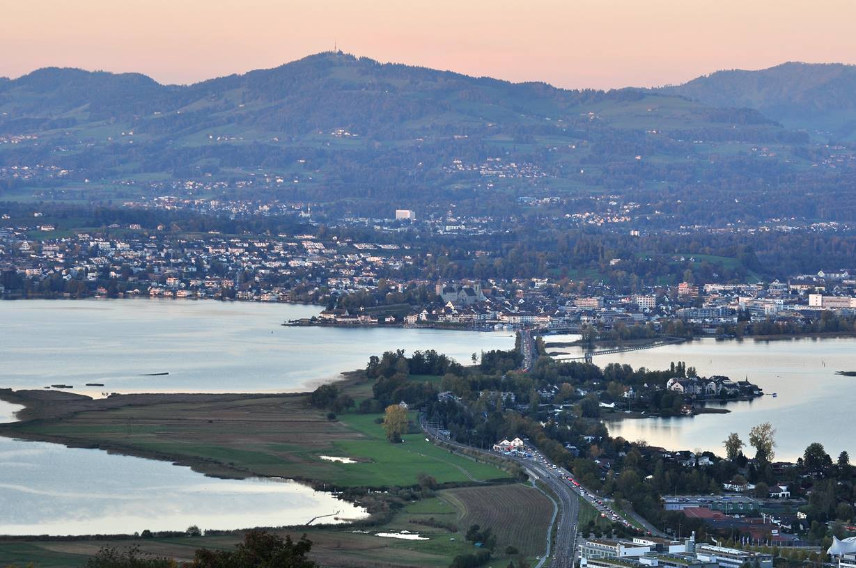 Curyšské jezero s horami v pozadí ve večerním slunci