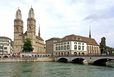 Grandmünster v Curychu na fotografii z druhé strany řeky