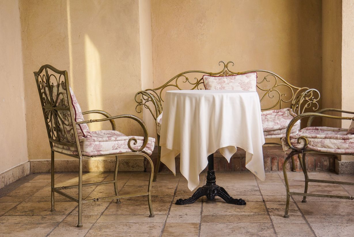 Elegantní sedací nábytek ve francouzském stylu s podlahou z přírodního kamene světlé barvy