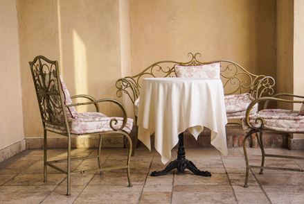 Elegantní sedací nábytek ve francouzském stylu s podlahou z přírodního kamene světlé barvy