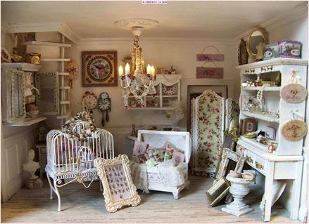 Pokoj se spoustou nábytku ve francouzském stylu