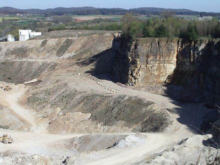 Pohled na lom z ptačí perspektivy za slunečného dne