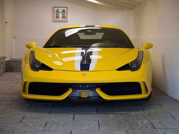 Žluté Ferrari na šedé pískovcové desce Kandla Grey