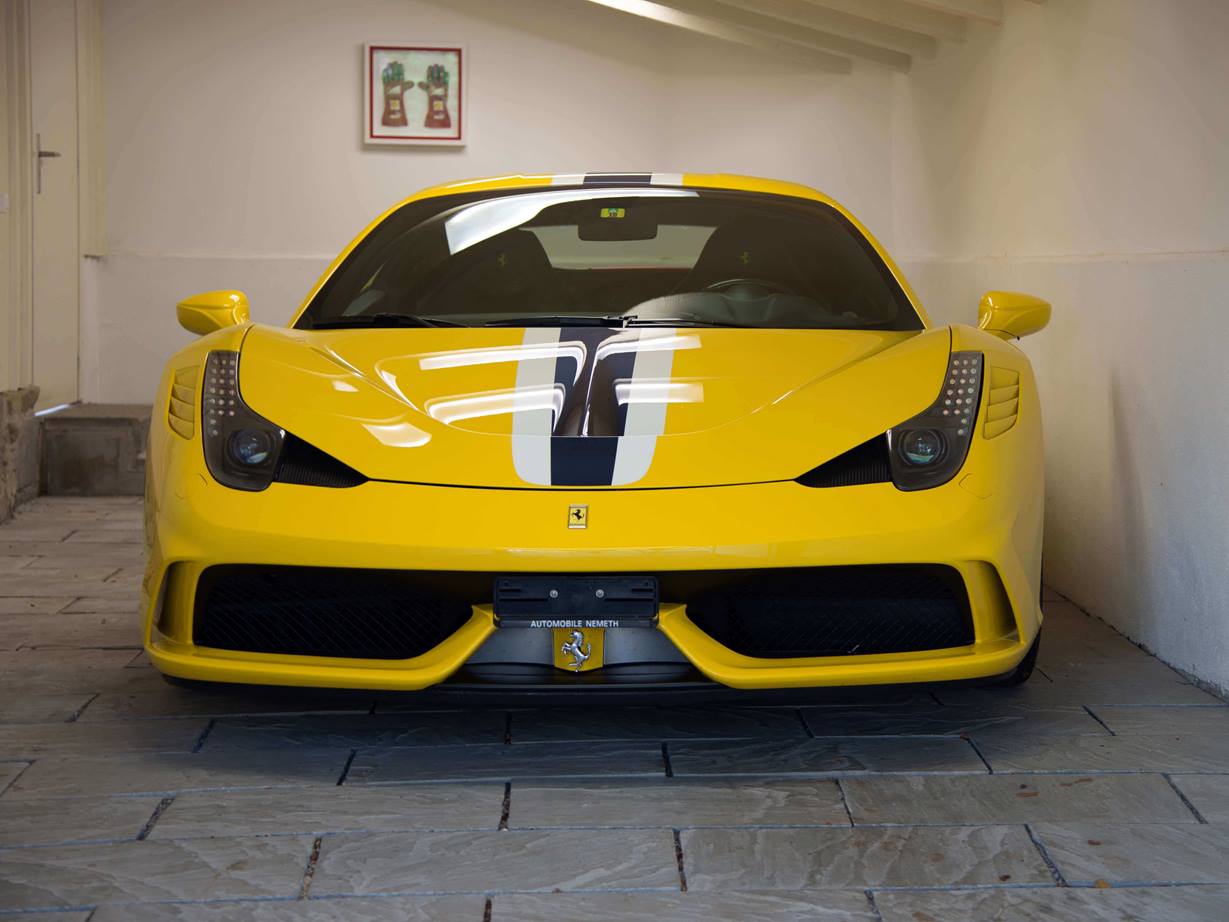Žluté Ferrari na šedé pískovcové desce Kandla Grey