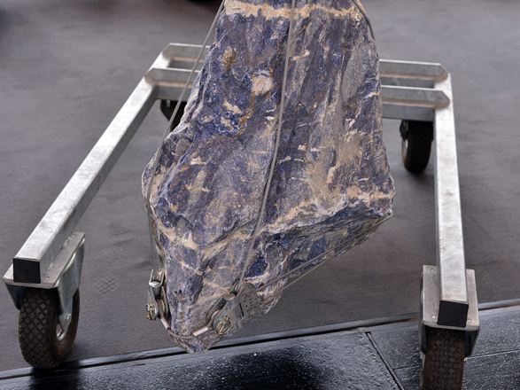 Přírodní kámen na vozíku