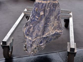 Přírodní kámen na vozíku