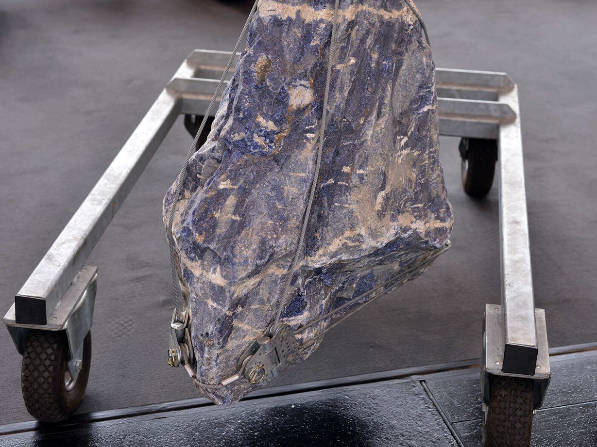 Přírodní kámen na vozíku