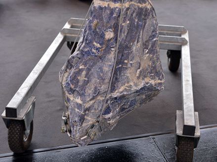 Přírodní kámen na vozíku