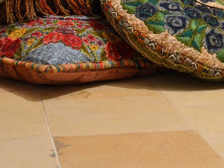 Béžová horní deska Solnhofer s barevnými polštáři sedadel