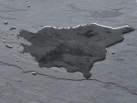 Tmavá břidlicová dlažba s louží vody