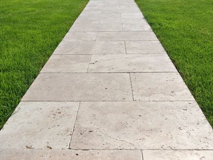 chodník se středně velkými deskami z přírodního kamene